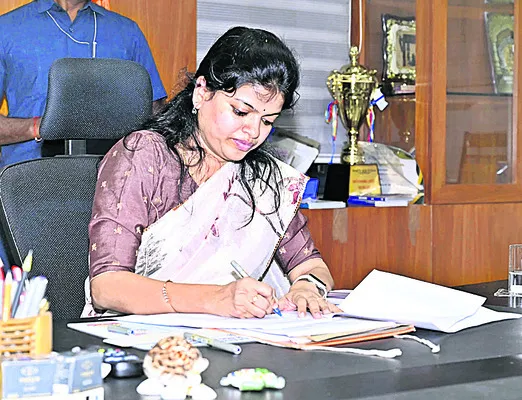 కలెక్టర్‌ మేడం ఆగయా.. 