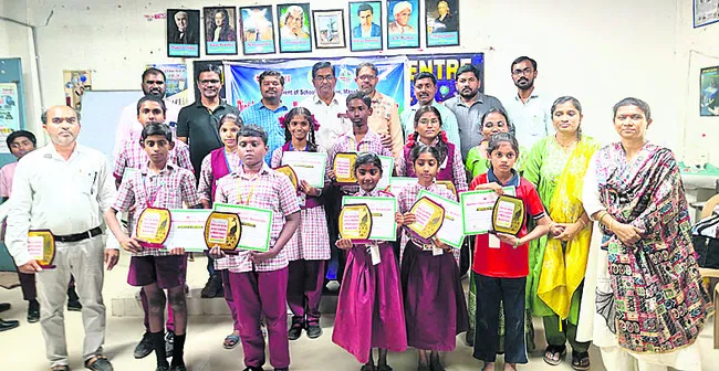 స్పెల్‌బీ, క్విజ్‌ పోటీల్లో విద్యార్థుల ప్రతిభ