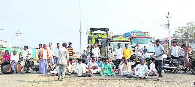 పంట నష్టపరిహారం  అందించాలని రైతుల ధర్నా