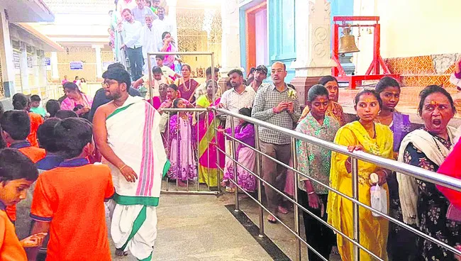 సరస్వతీదేవి ఆలయానికి పోటెత్తిన భక్తులు