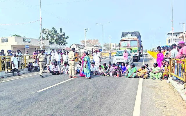నిందితులను అరెస్టు చేయాలని రాస్తారోకో