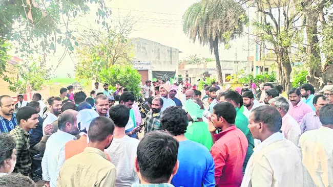 యూరియా కోసం రోడ్డెక్కిన రైతులు