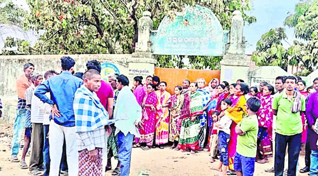 నష్ట పరిహారం చెల్లించాలని ఆందోళన 