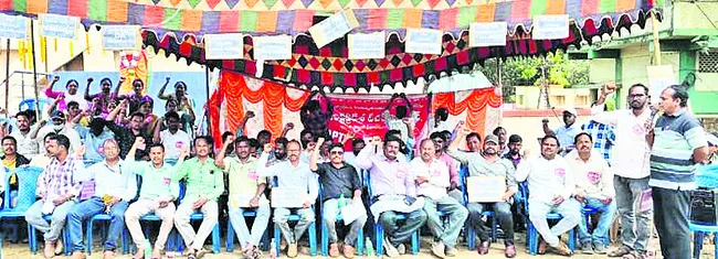 టీచర్ల సమస్యలు పరిష్కరించాలి