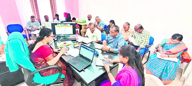 ఆరోగ్య సేవల్లో నిర్లక్ష్యం వద్దు 