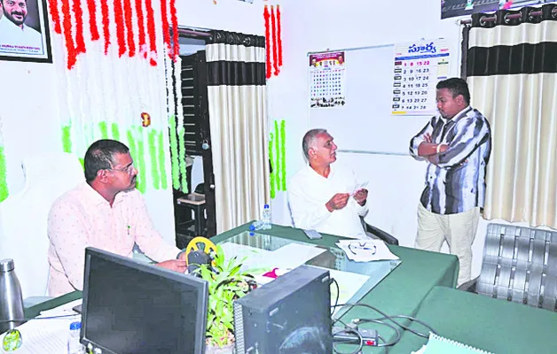 దరఖాస్తులను సత్వరం పరిష్కరించండి 