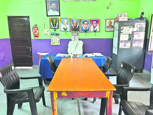 విధులు వదిలి.. విందుకు తరలి!