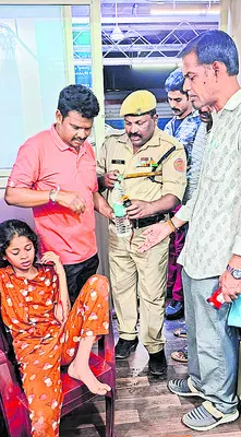 కదులుతున్న రైలు నుంచి పడిపోయిన బాలిక 