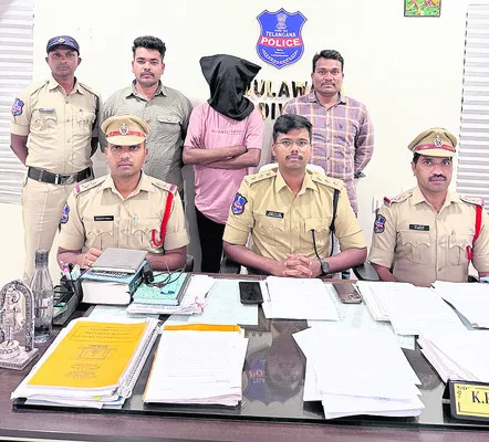 సీఎంవో అధికారి అంటూ బెదిరింపులు