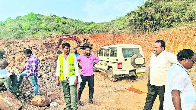 అక్రమ గ్రావెల్‌ క్వారీపై విచారణ 