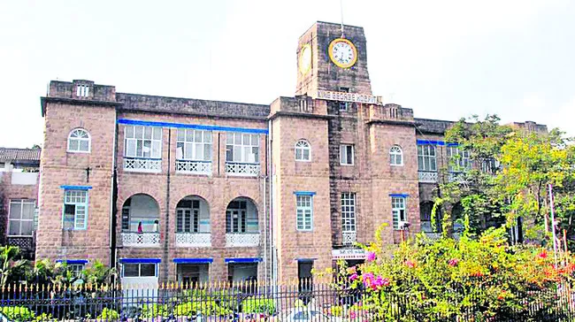 కేజీహెచ్‌లో నర్సులే వైద్యులు