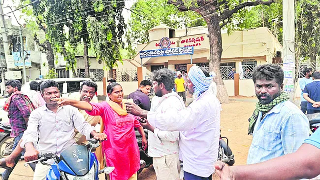 విద్యుత్‌ అధికారుల నిర్లక్ష్యానికి యువకుడి బలి