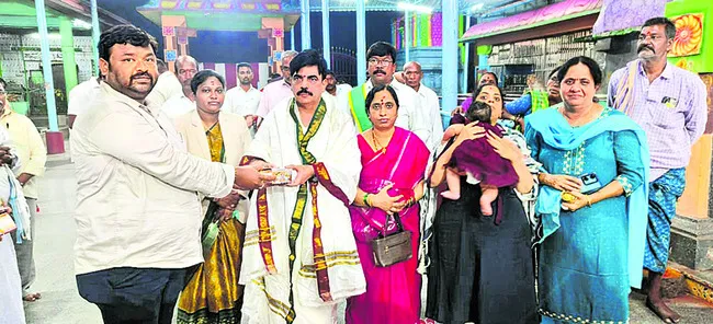 లక్ష్మీనరసింహస్వామి సన్నిధిలో హైకోర్టు న్యాయమూర్తి 