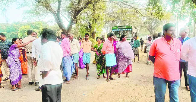 పోలీస్‌ స్టేషన్‌ ఎదుట ధర్నా 