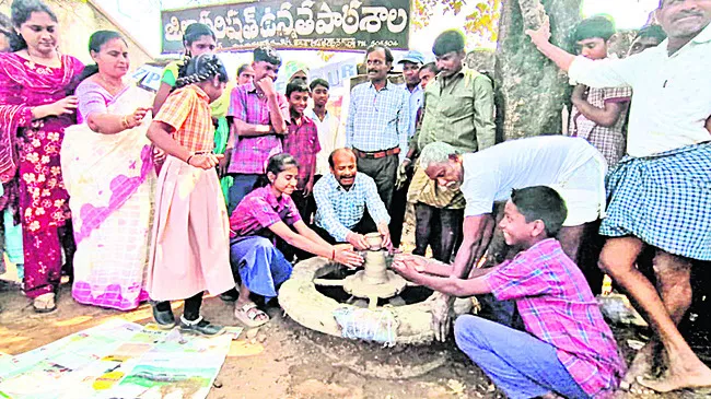 బడిలో మట్టి కుండల వర్క్‌షాప్‌