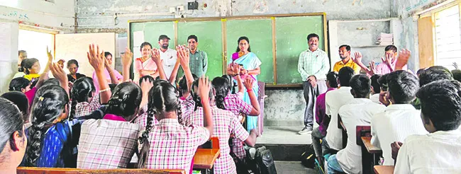 కష్టపడి కాదు.. ఇష్టంతో చదవాలి