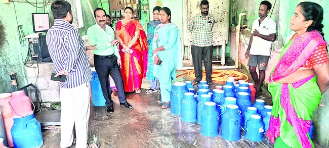 పాల కేంద్రాల్లో తనిఖీలు 