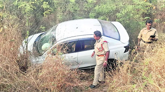 ముళ్లపొదల్లోకి దూసుకెళ్లిన కారు  