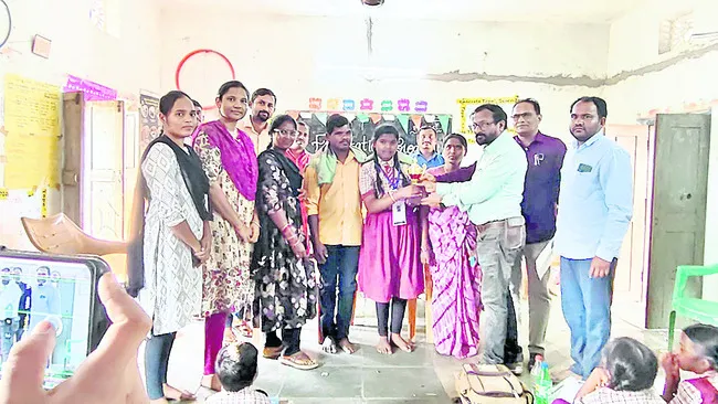 దివ్యాంగ విద్యార్థిని ప్రతిభ
