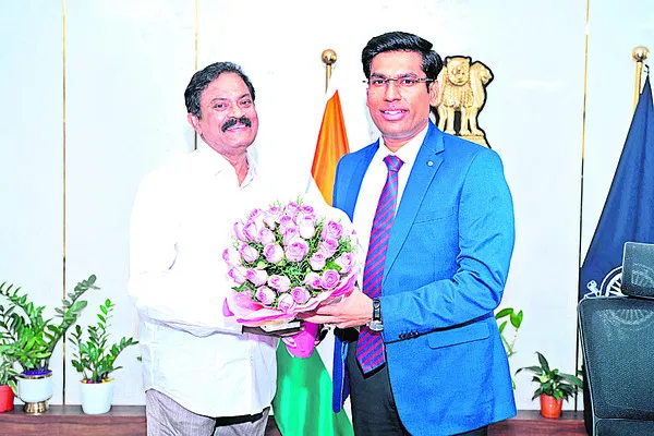 రెవెన్యూ సమస్యలపై దృష్టి సారించండి 