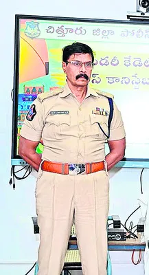 పోలీసు శాఖలో పలువురికి సేవా పతకాలు 