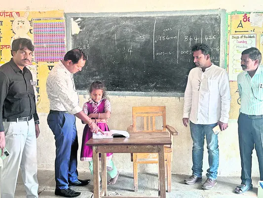 విధులపై నిర్లక్ష్యం వహిస్తే చర్యలు : డీఈఓ
