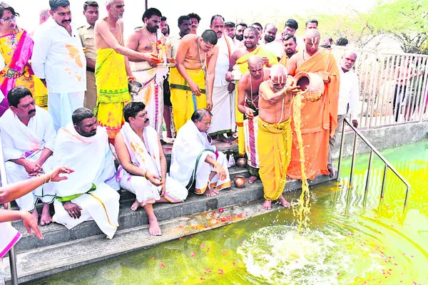 వైభవంగా శ్రీచక్ర స్నానం