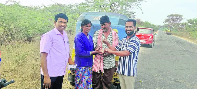 కారులో మర్చిపోయిన ఆభరణాలు అప్పగింత
