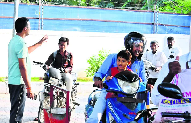 హెల్మెట్‌ లేదా?..పెట్రోల్‌ వేయం! 