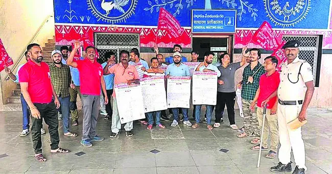 రైల్వే కార్మికుల సమస్యలు పరిష్కరించాలి