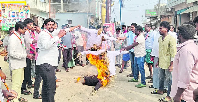 కేసీఆర్‌, హరీశ్‌రావు దిష్టిబొమ్మల దహనం
