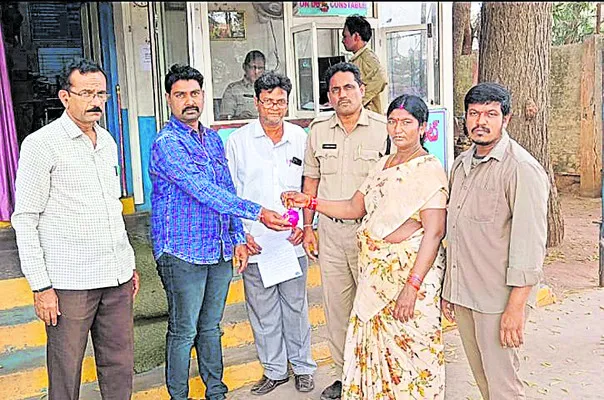 నిజాయతీ చాటుకున్న గన్నవరం డిపో కండక్టర్‌ 