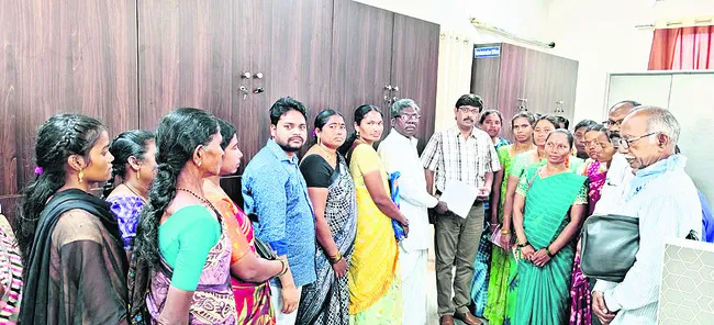 ఇసుక సొసైటీ సమస్యను పరిష్కరించాలి