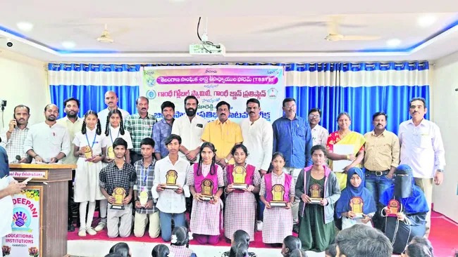 ‘సామాజిక అంశాలపై పట్టు సాధించాలి’