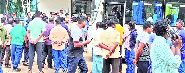 కార్మికులను నిలిపివేయడంపై ఆగ్రహం 