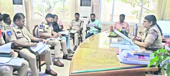 సమస్యాత్మక పోలింగ్‌ కేంద్రాలపై ప్రత్యేక నిఘా పెట్టండి 
