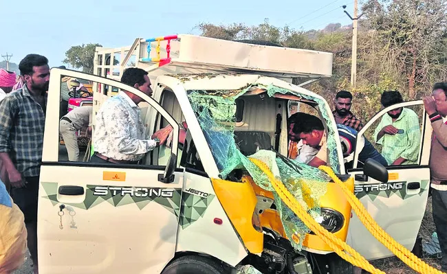 చెట్టును ఢీకొన్న టాటా ఏస్‌