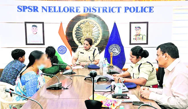 ఇంట్లో నుంచి తరిమేశారు