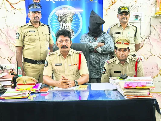 భార్య హత్య కేసులో భర్త అరెస్ట్‌ 