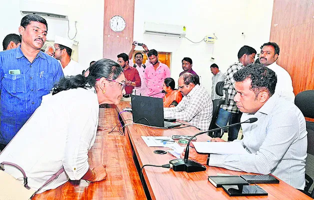 మమ్మల్ని ఆదుకోండి సారూ.. 