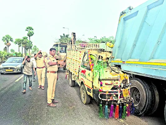 టిప్పర్‌ను ఢీకొన్న గూడ్స్‌ ట్రాలీ.. యువకుడి దుర్మరణం 