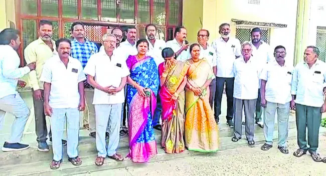 టీడీపీలో పరువు కరువు 