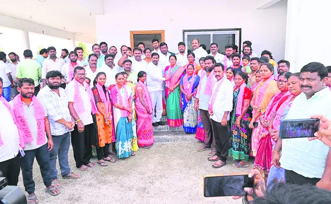 ఎగిరేది గులాబీ జెండానే.. 