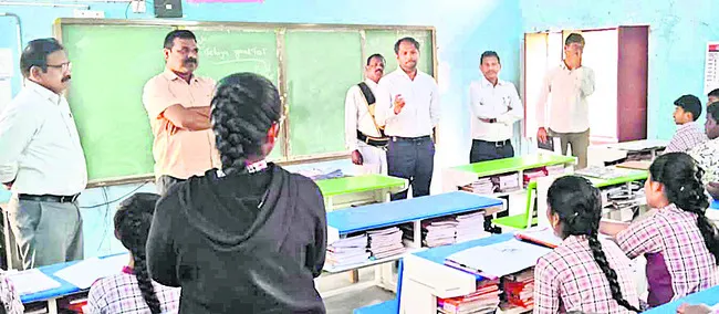 పది విద్యార్థులపై ప్రత్యేక శ్రద్ధ తీసుకోవాలి 