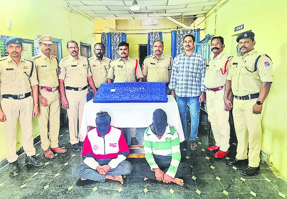 రైళ్లలో చోరీ..  నిందితుల అరెస్ట్‌ 