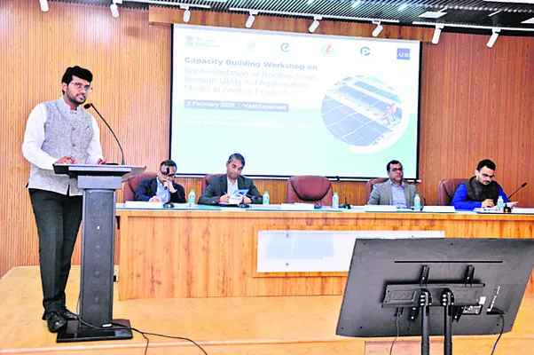 ఏప్రిల్‌ నాటికి పేదల గృహాలకు సోలార్‌ వెలుగులు 