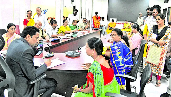 రెవెన్యూ క్లినిక్‌ అర్జీలపై ప్రత్యేక దృష్టి 