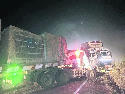 ఎదురెదురుగా ఢీకొన్న కంటైనర్‌ – లారీ