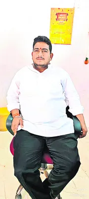 స్కూటీ నుంచి జారిపడి యువకుడి దుర్మరణం 