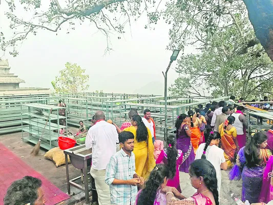 కాస్త దారివ్వండి స్వామీ! 